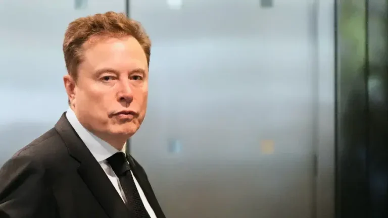 Elon Musk attends proceedings in his lawsuit against OpenAI and CEO Sam Altman at a federal courthouse in Oakland, California, 2026.